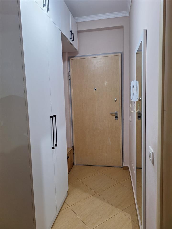 Besim Alla, Jepet me qera 1+1 e mobiluar, Pallatet Çabej