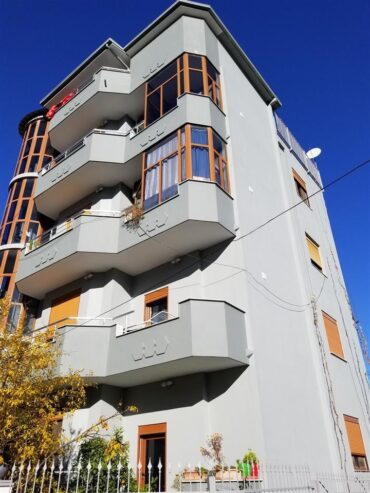 Vilë 4 kat+papafingo+garazh,me çert.pronësie, 730000 € Selit