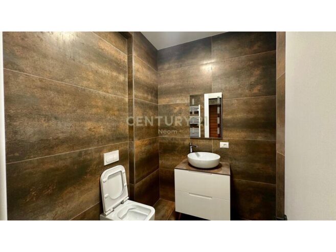 QIRA, APARTAMENT 2+1+2 Verande + POST PARKIMI , LIQENI THATE