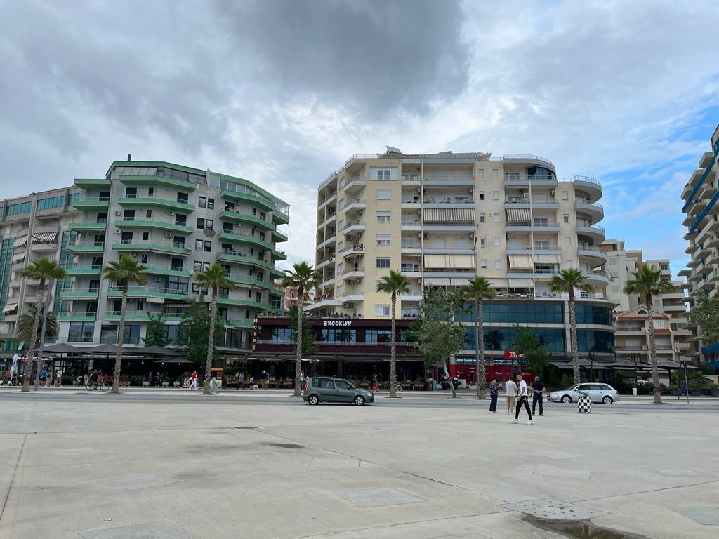 Japim apartament me qera ditore me pamje nga deti