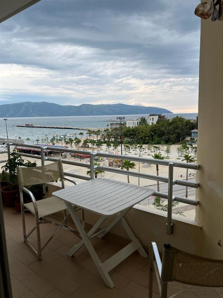 Japim apartament me qera ditore me pamje nga deti