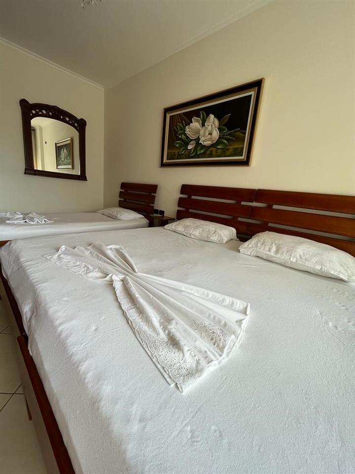 Japim apartament me qera ditore me pamje nga deti