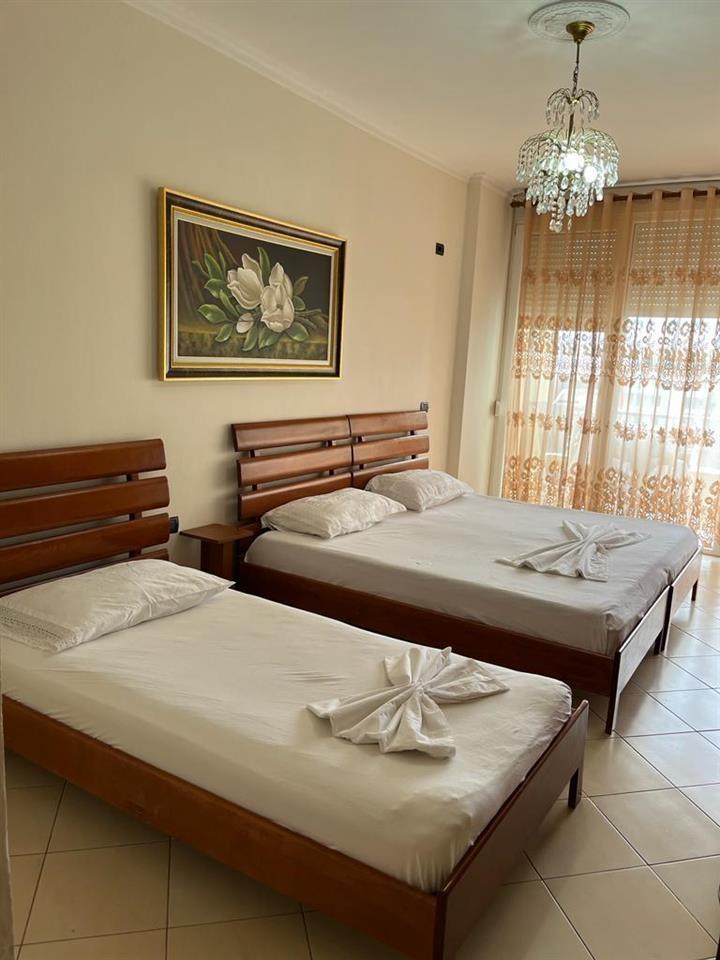 Japim apartament me qera ditore me pamje nga deti