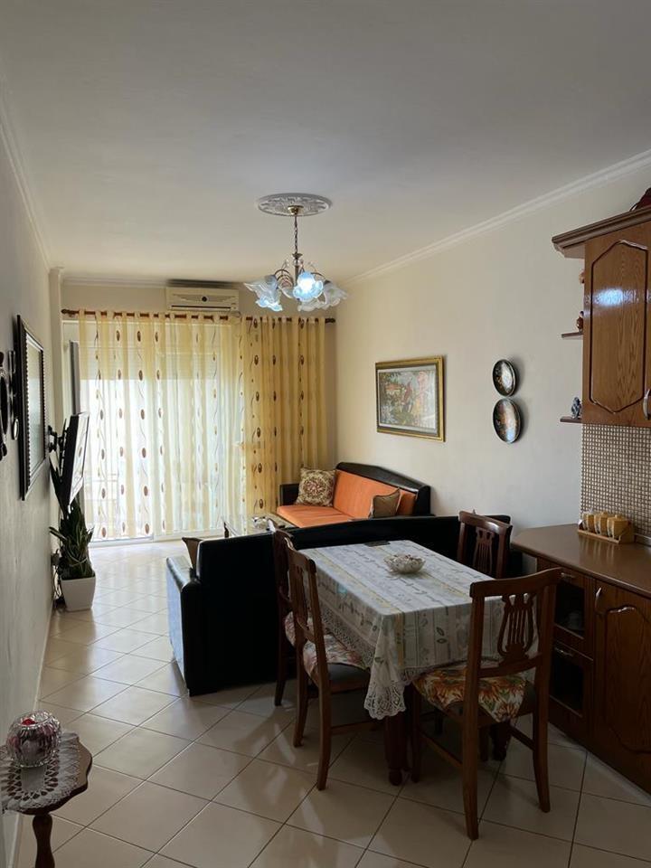 Japim apartament me qera ditore me pamje nga deti