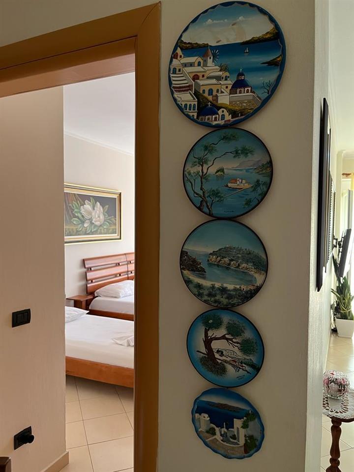 Japim apartament me qera ditore me pamje nga deti