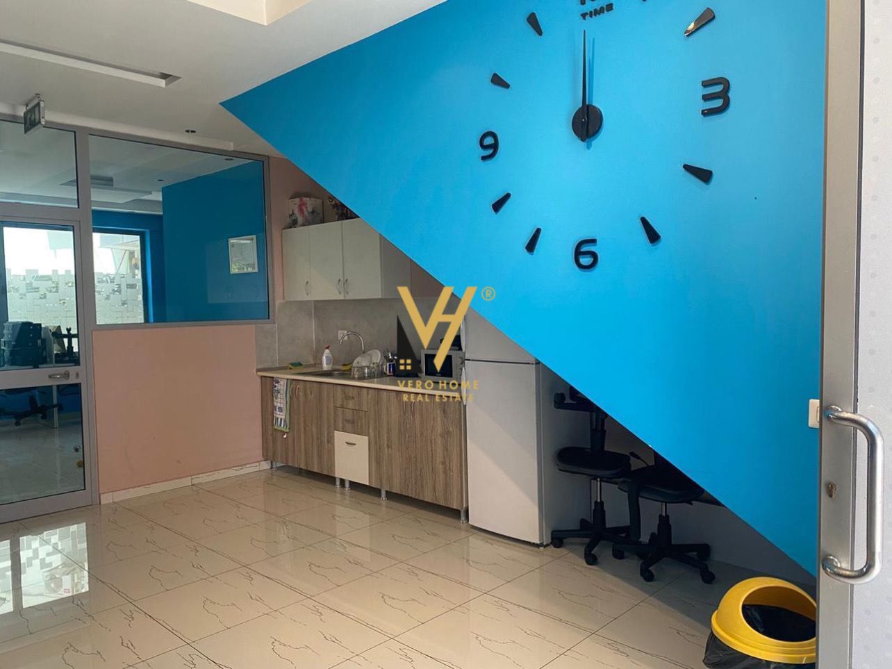 AMBIENT BIZNESI 80 M2 ME QERA TE SELVIA 900 EURO