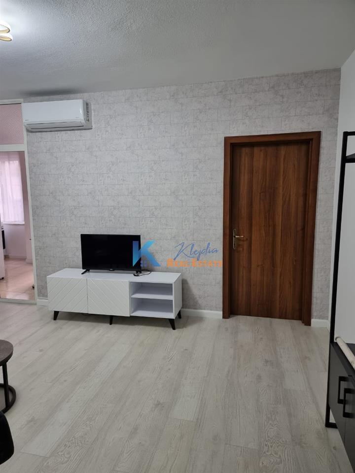 1+1 me qira te Komuna e Parisit