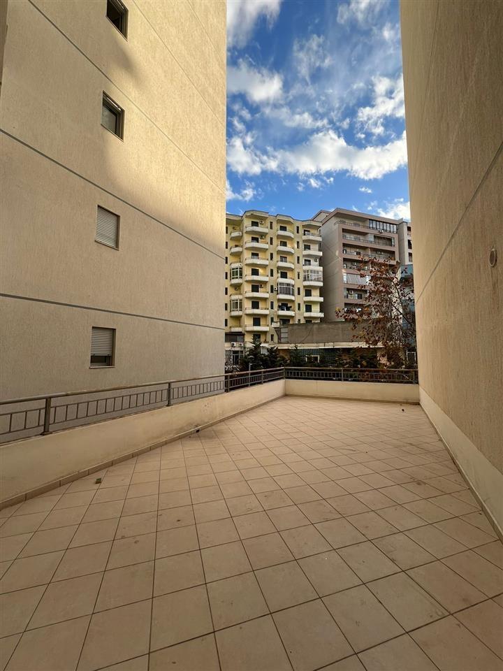 JEPET ME QERA APARTAMENT 2+1+2 TE KOMBINATI I PESHKUT