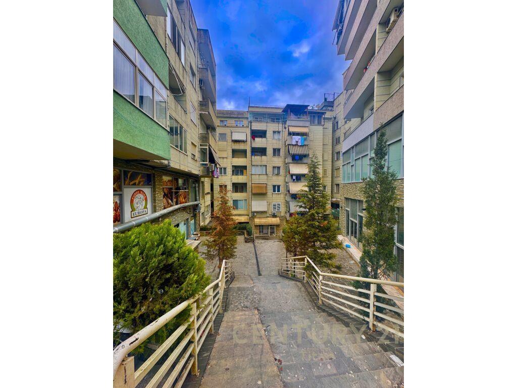 Shitet Apartament 2+1 Në Fresk !