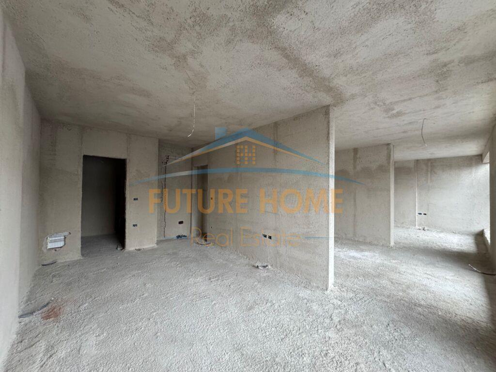 Shitet, Apartament 2+1+2, Komuna e Parisit, Tiranë