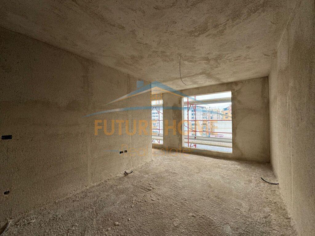 Shitet, Apartament 2+1+2, Komuna e Parisit, Tiranë