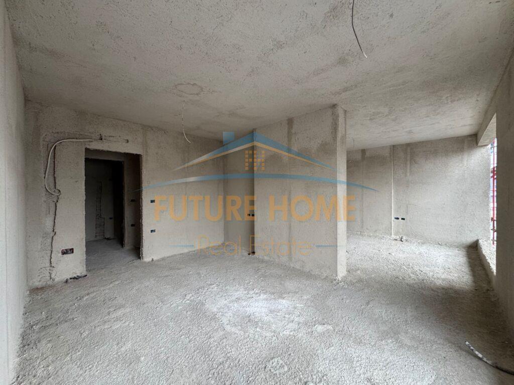 Shitet, Apartament 2+1+2, Komuna e Parisit, Tiranë