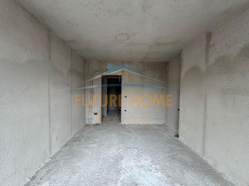 Shitet, Apartament 2+1+2, Komuna e Parisit, Tiranë