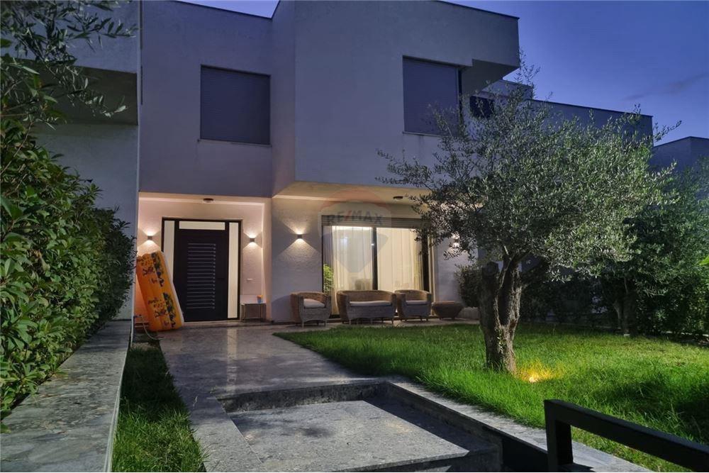 Vilë dy katëshe për qira