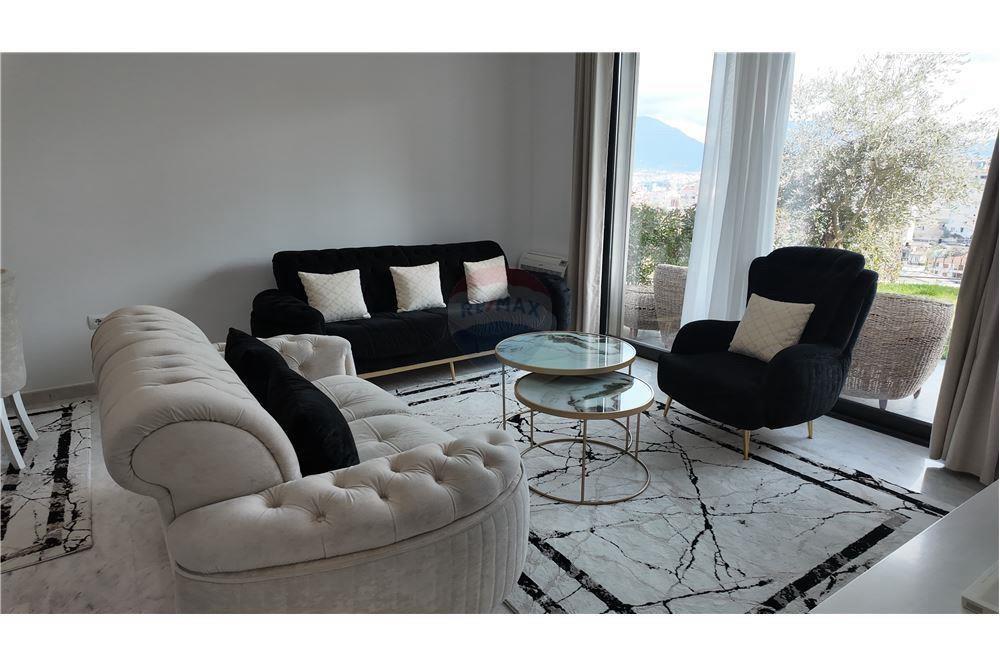 Vilë dy katëshe për qira