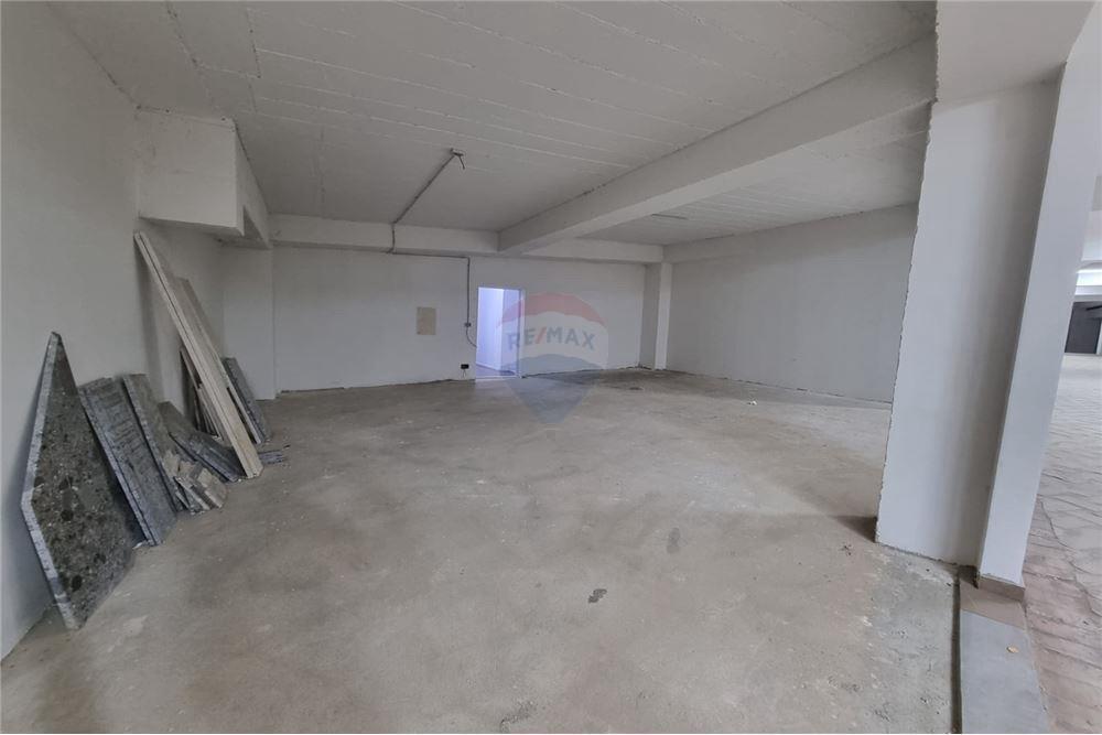 Vilë dy katëshe për qira