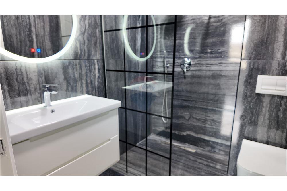 Vilë dy katëshe për qira