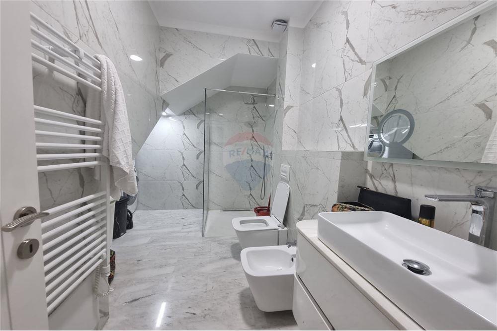 Vilë dy katëshe për qira