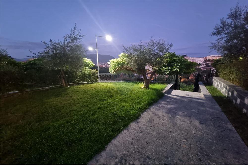 Vilë dy katëshe për qira