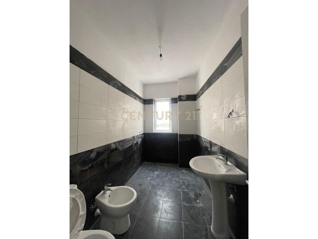 SHITET APARTAMENT 2+1 PRANE SPITALIT DURRES TEK BILLA!