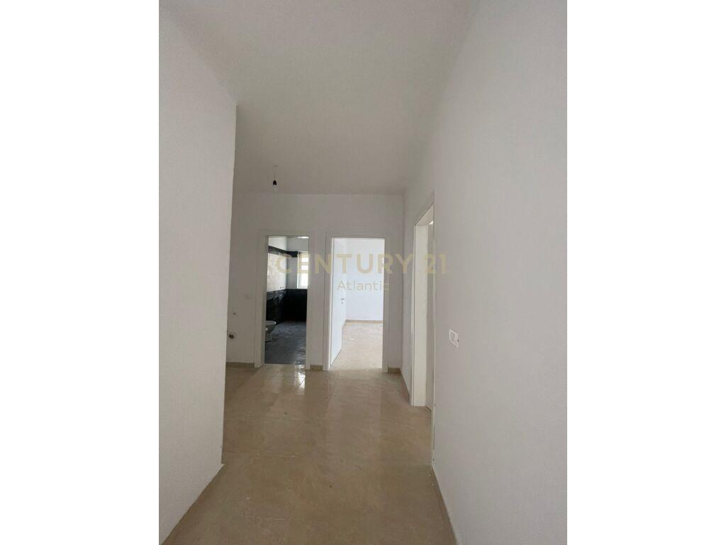 SHITET APARTAMENT 2+1 PRANE SPITALIT DURRES TEK BILLA!
