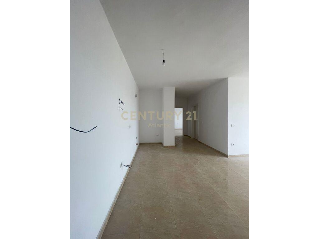 SHITET APARTAMENT 2+1 PRANE SPITALIT DURRES TEK BILLA!