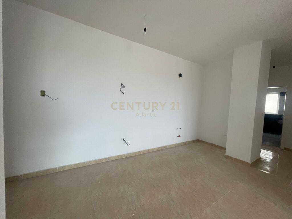 SHITET APARTAMENT 2+1 PRANE SPITALIT DURRES TEK BILLA!