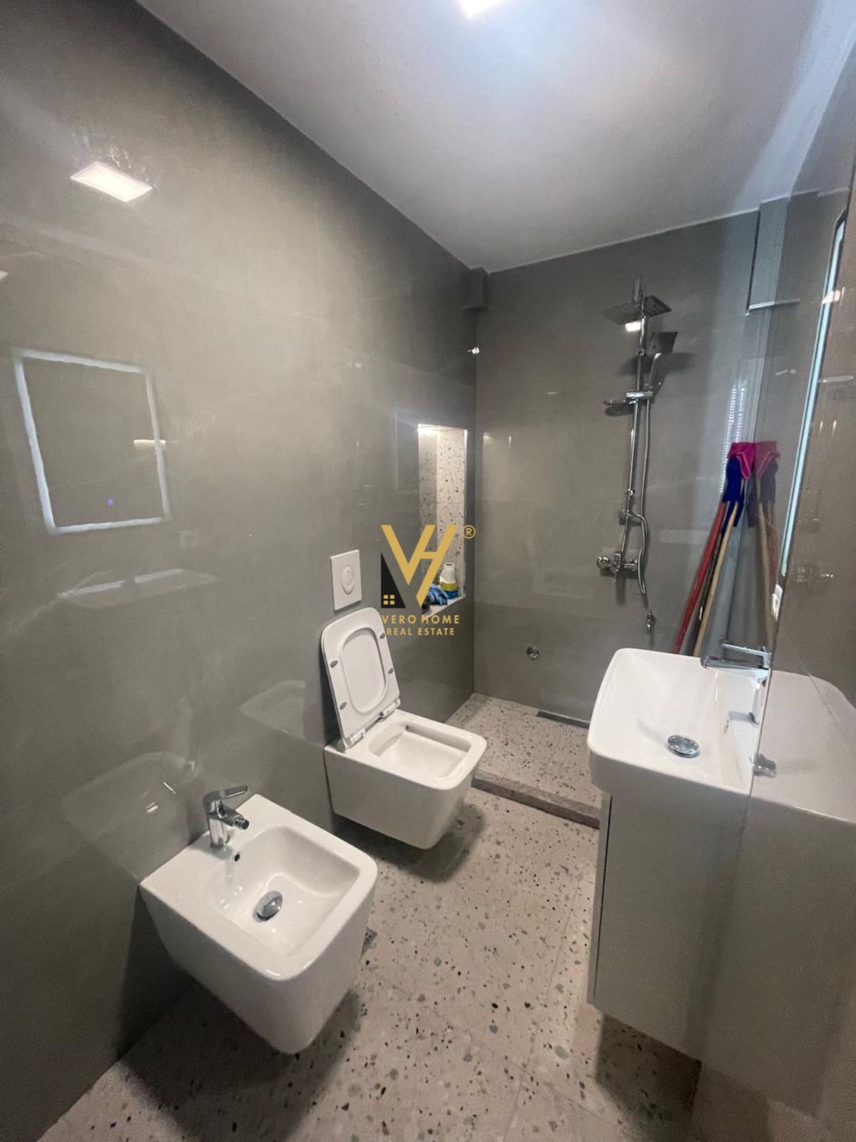 75 M2 ME QERA TEK MYSLYM SHYRI 1.000 EURO