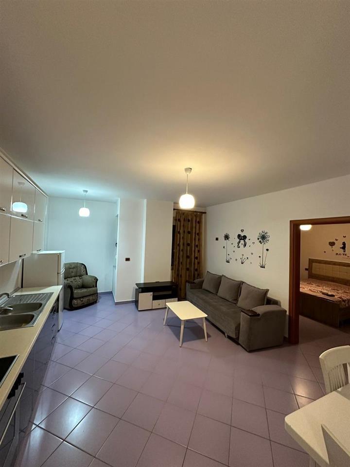 Jepet ap/ment me qera afat te gjate rrota e kuqe plazh