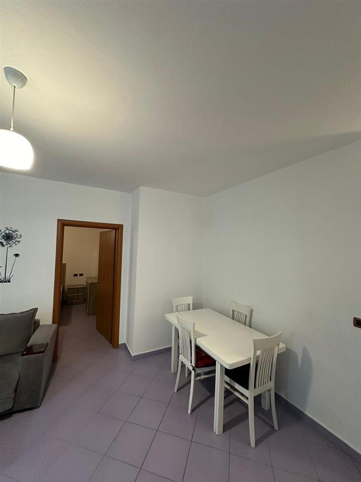 Jepet ap/ment me qera afat te gjate rrota e kuqe plazh