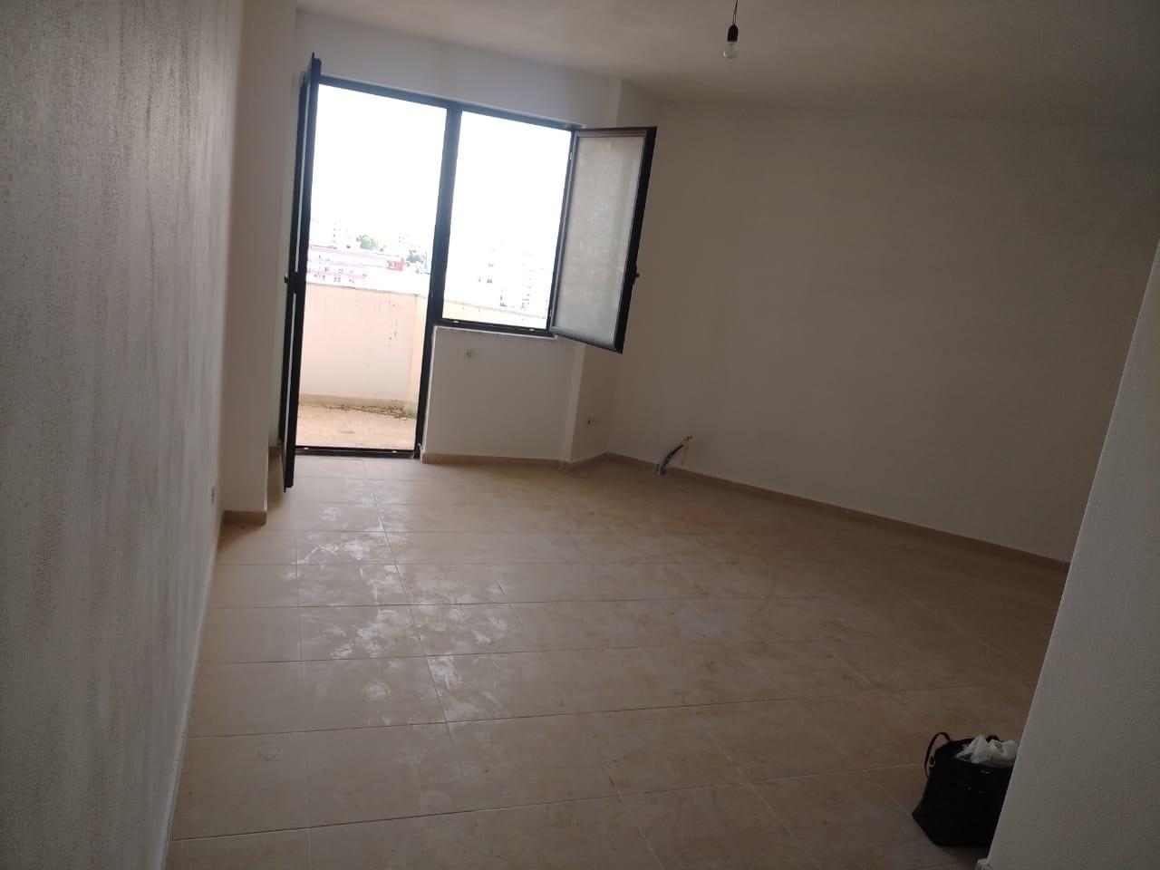 Shitet apartamenti ne shkozet Durres