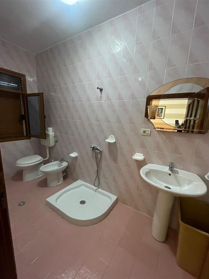 Jepet me qera shtepi private 3+1+2,Vlore!