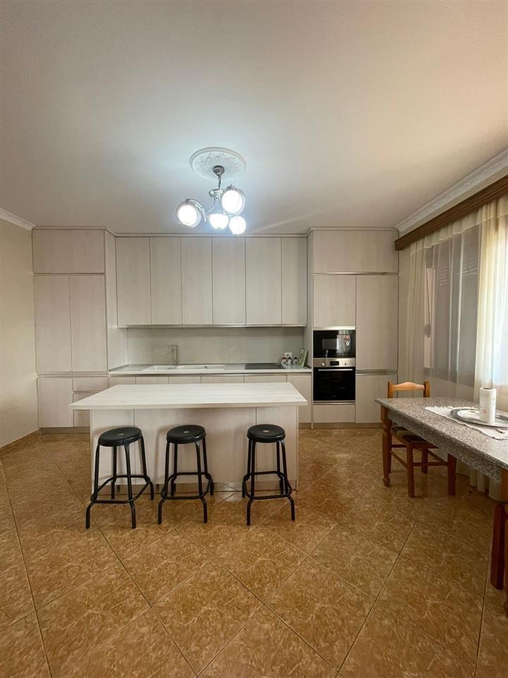 Jepet me qera shtepi private 3+1+2,Vlore!