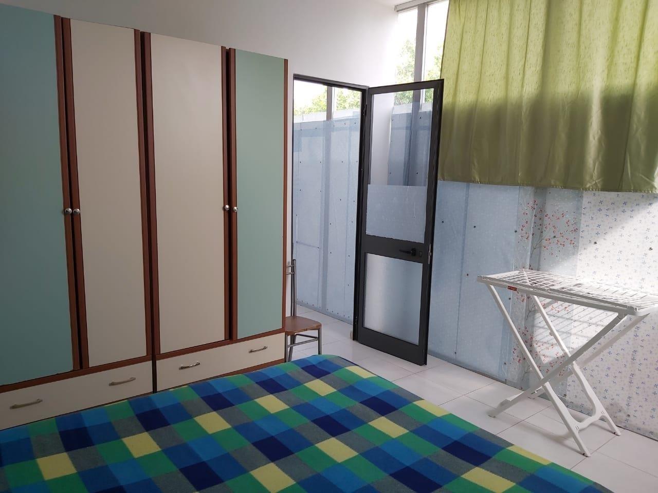 JEPET SHTEPI ME QERA NE DURRES / UNAZA KENET