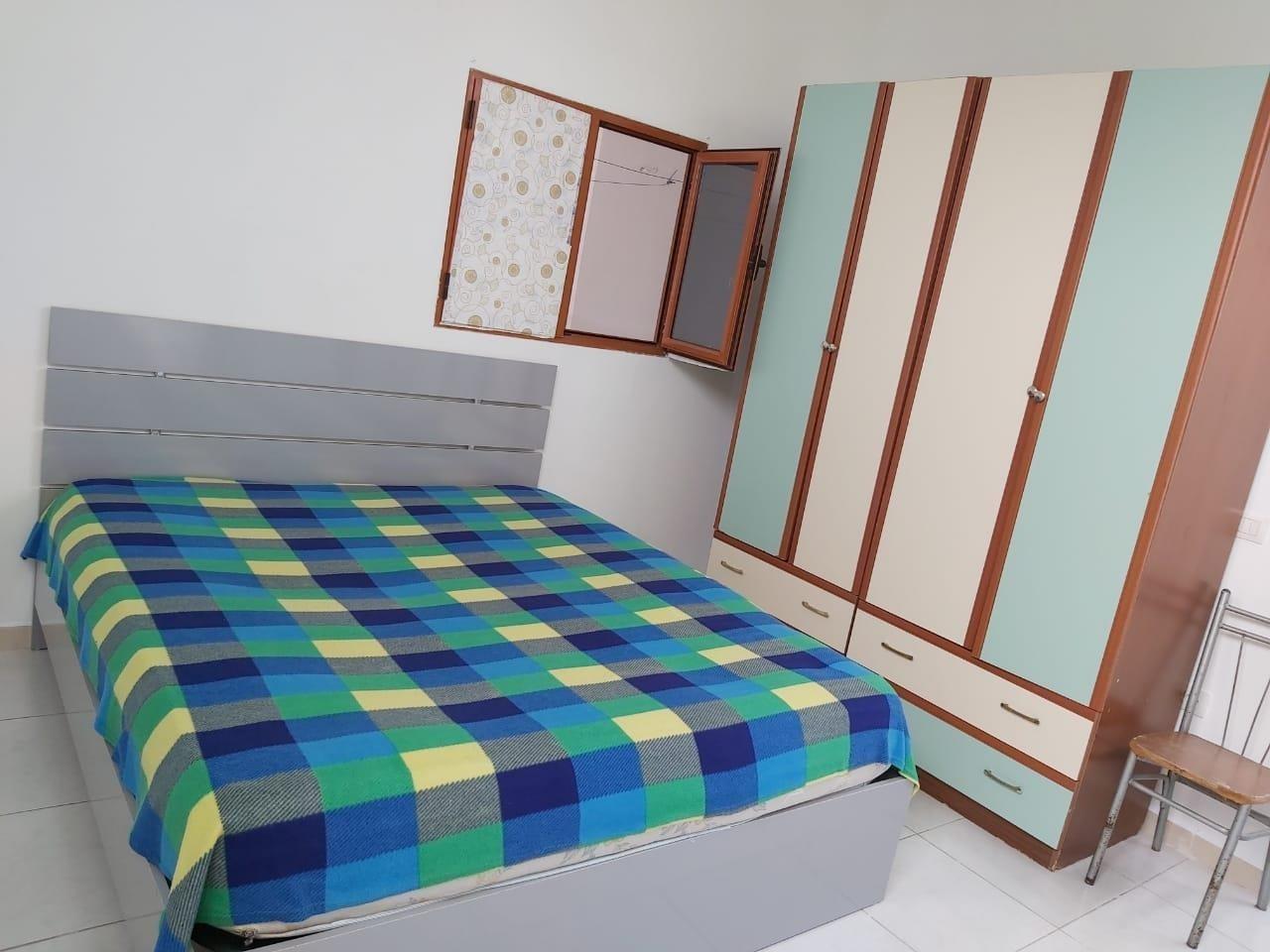 JEPET SHTEPI ME QERA NE DURRES / UNAZA KENET