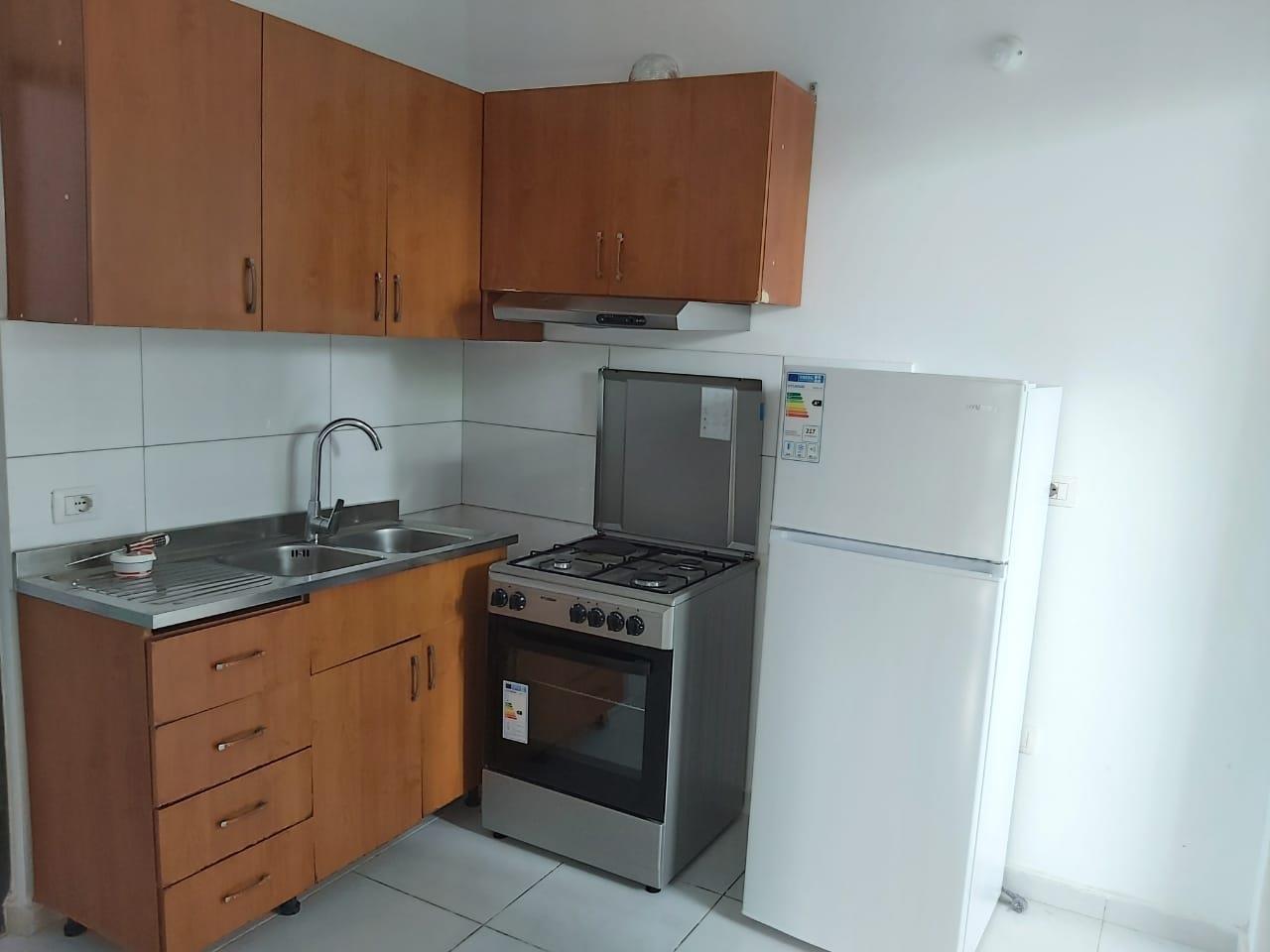 JEPET SHTEPI ME QERA NE DURRES / UNAZA KENET