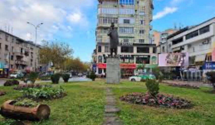 Shitet Pasticeri 103 m2 dhe Apartament 150 m2=> 550000 Euro