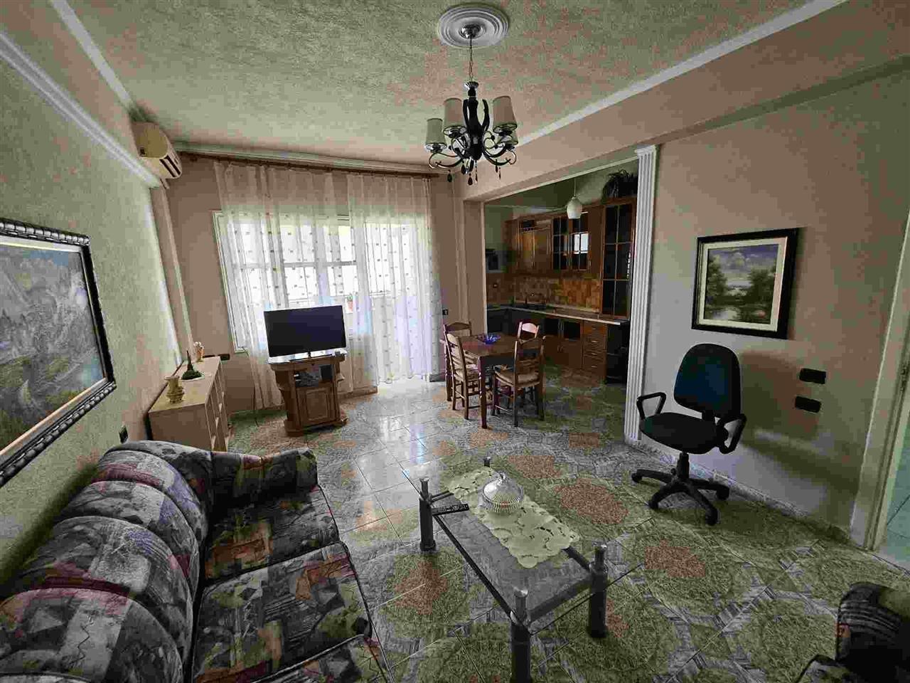 Durres qera. 2+1+2 ballkone.