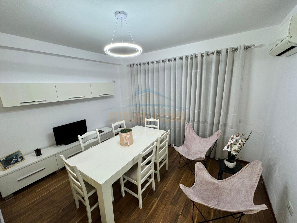 Qera,Apartament 3+1+2+Post parkimi,Liqeni i Thate