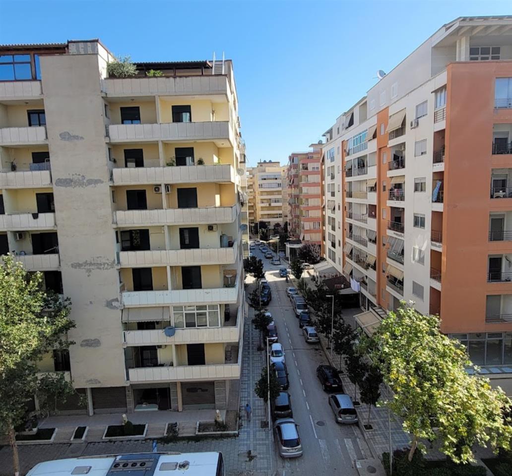 Jepet me qera apartament, Rruga e Cipajve, në Vlorë