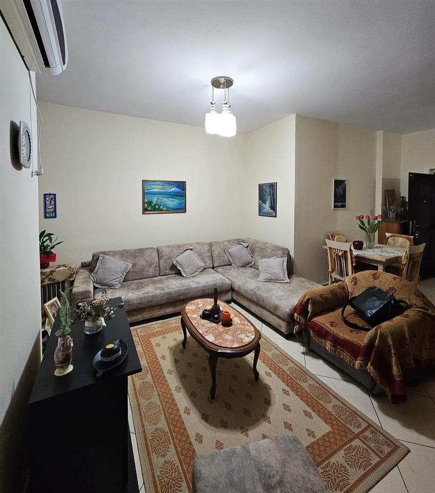 Jepet me qera apartament, Rruga e Cipajve, në Vlorë