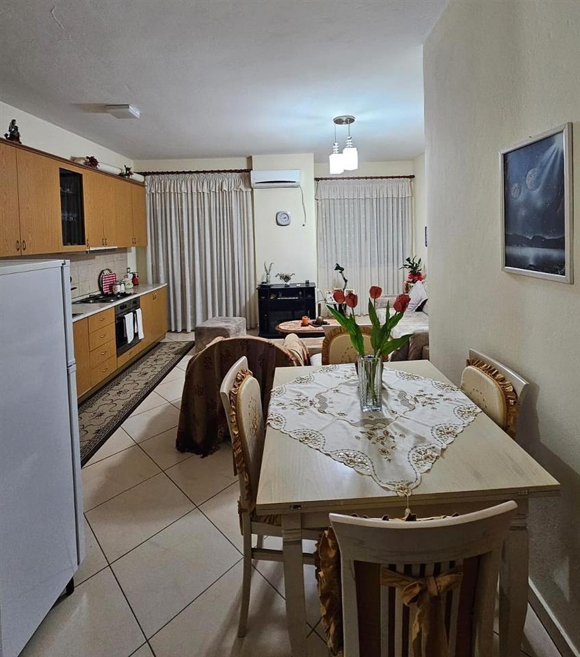 Jepet me qera apartament, Rruga e Cipajve, në Vlorë