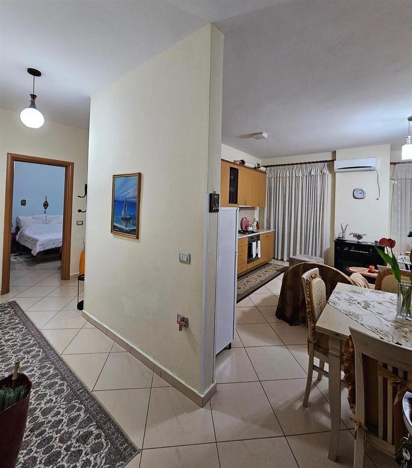 Jepet me qera apartament, Rruga e Cipajve, në Vlorë