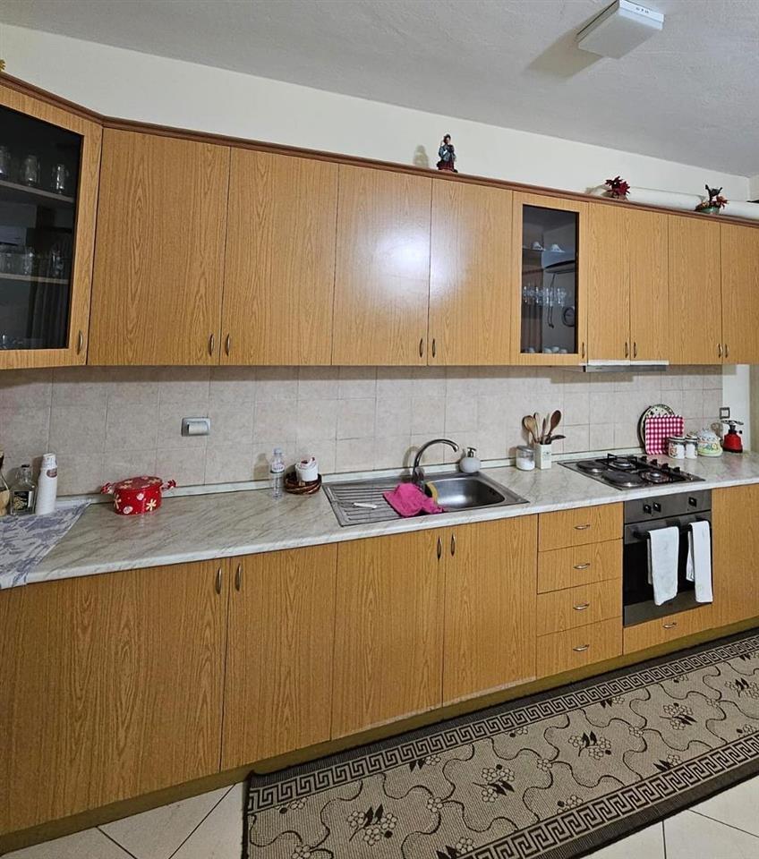 Jepet me qera apartament, Rruga e Cipajve, në Vlorë
