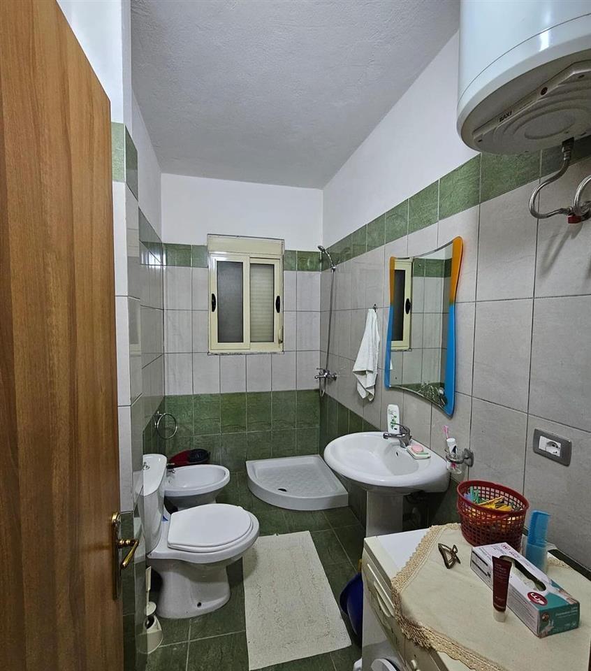 Jepet me qera apartament, Rruga e Cipajve, në Vlorë