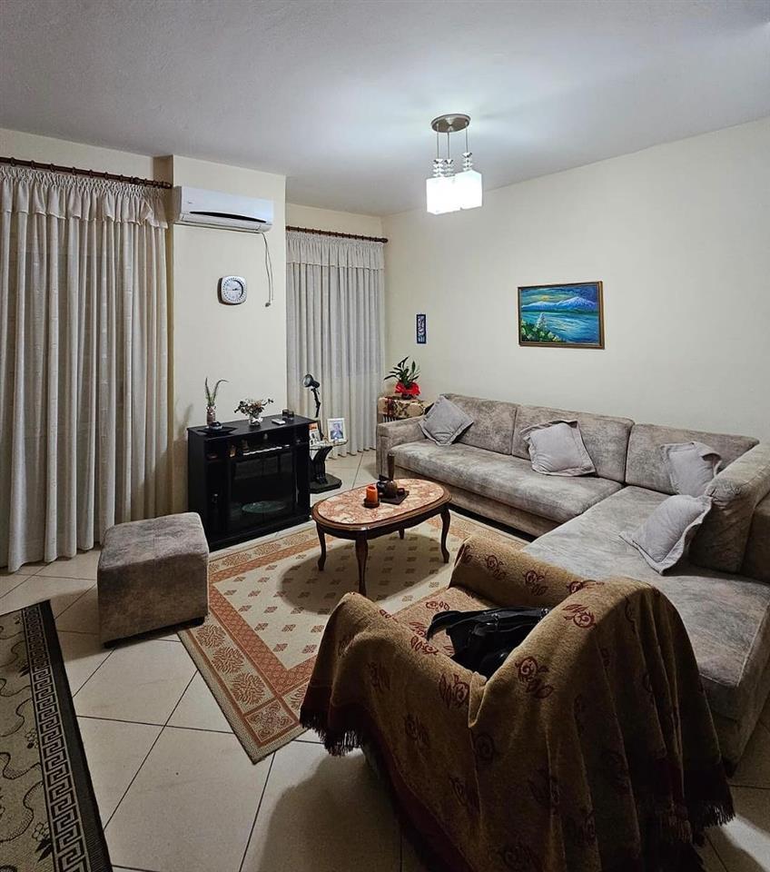 Jepet me qera apartament, Rruga e Cipajve, në Vlorë
