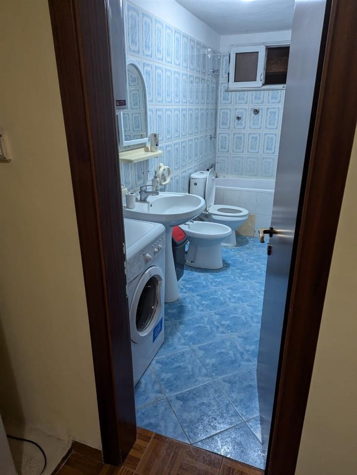 Qera 2+1, qendra tiran. 5 minuta nga blloku dhe shallvaret