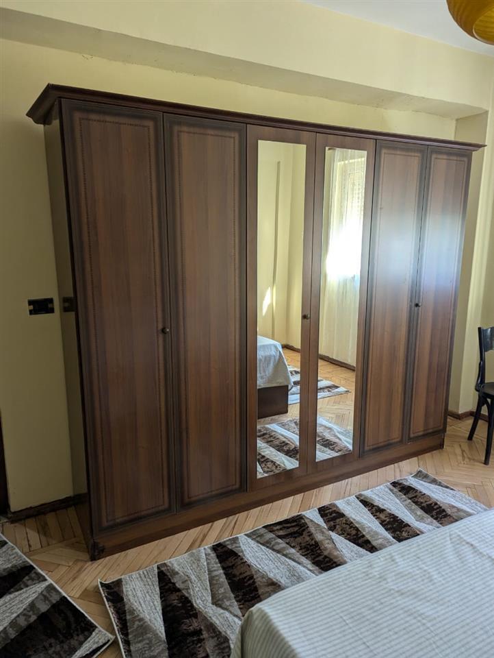 Qera 2+1, qendra tiran. 5 minuta nga blloku dhe shallvaret