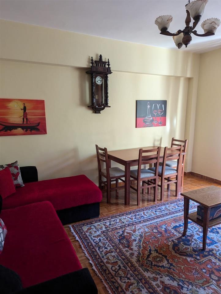 Qera 2+1, qendra tiran. 5 minuta nga blloku dhe shallvaret