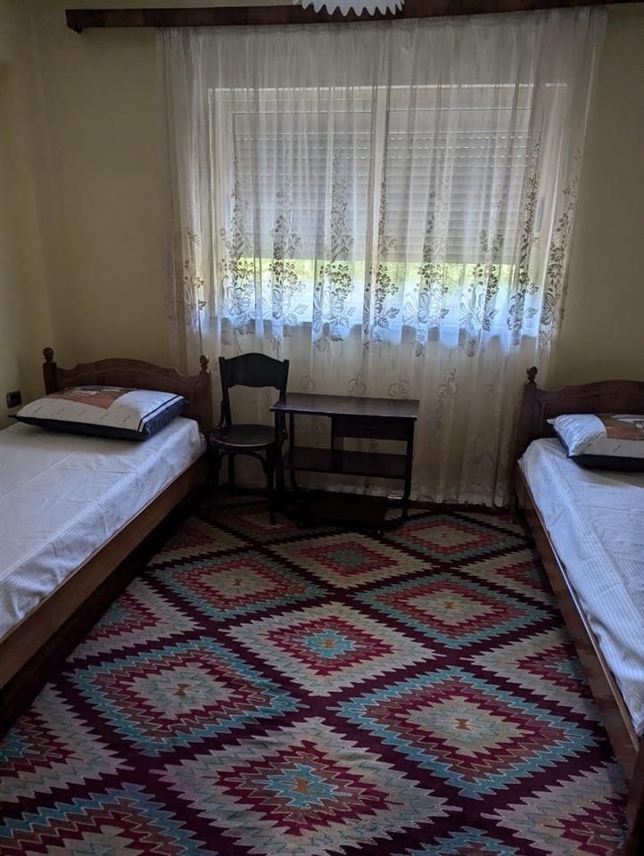 Qera 2+1, qendra tiran. 5 minuta nga blloku dhe shallvaret